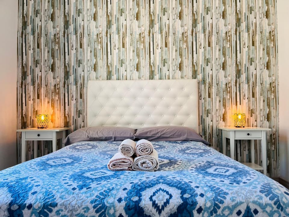 Bed, towels