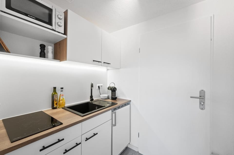 Kitchen or kitchenette, minibar, stove