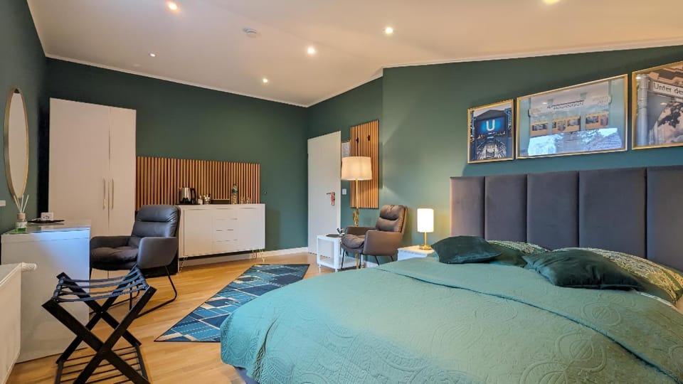 Staff, Bed, Photo of the whole room, Bedroom