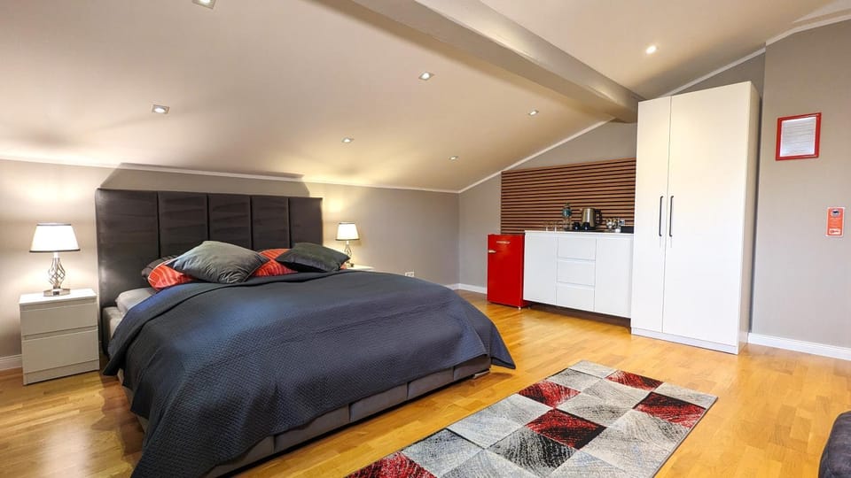 Bed, Photo of the whole room, wardrobe