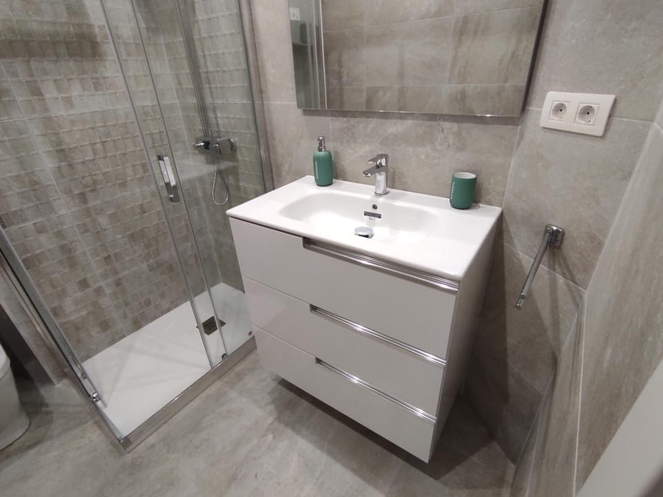 Shower, Bathroom, towels