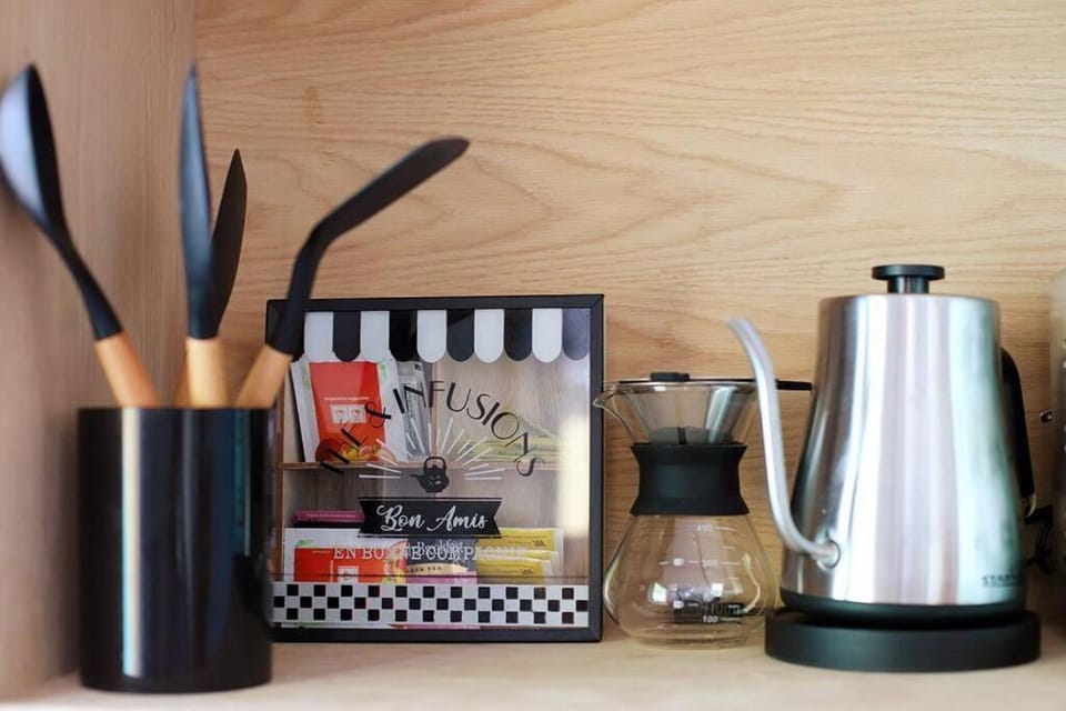 Walkable Rinconada Studio King Bed, Pool, Fast WiFi - Trees Apartment in Puerto Escondido