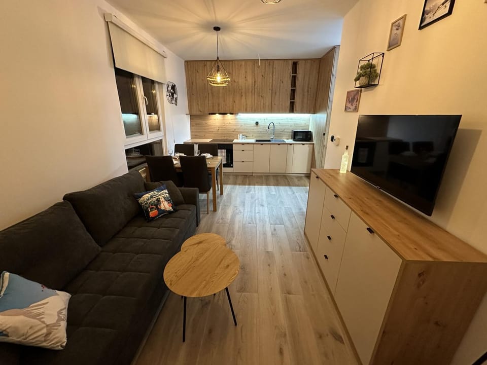 Communal lounge/ TV room, TV and multimedia, Living room, Seating area, Dining area