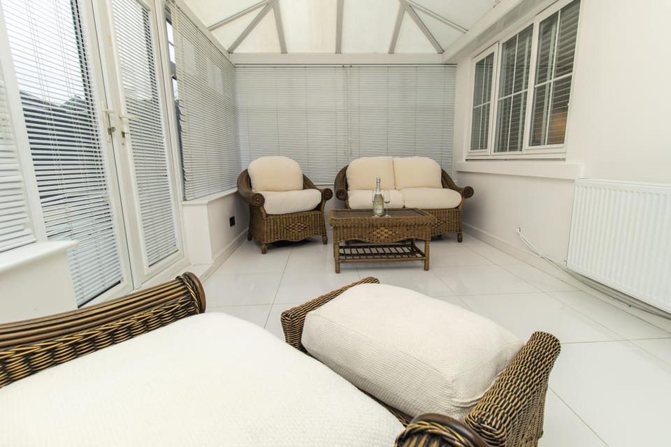 Living room, Seating area, internet