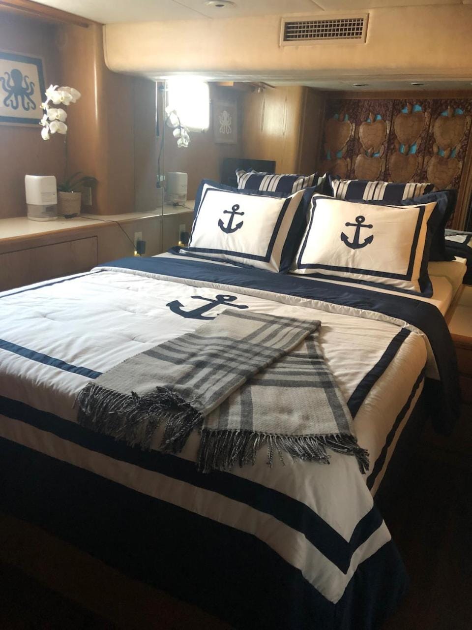 Luxury Afloat Yacht Paradise 3 bedrooms 3bath 5 beds with full Marina view Docked boat in Marina del Rey