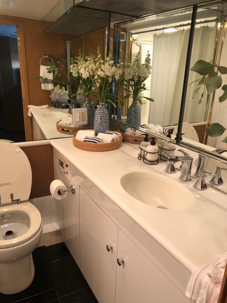 Luxury Afloat Yacht Paradise 3 bedrooms 3bath 5 beds with full Marina view Docked boat in Marina del Rey