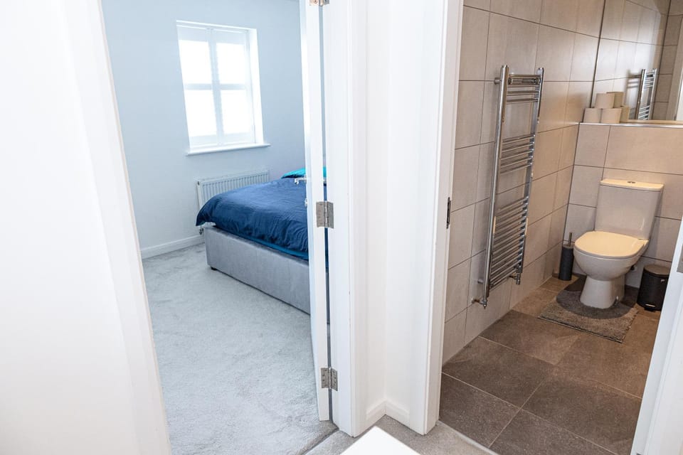 Shower, Toilet, Bed, Bathroom, Bedroom, towels