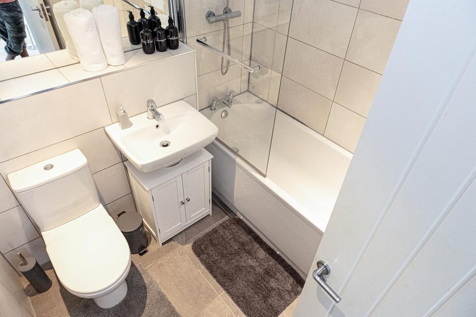 Shower, Toilet, Bathroom, Bath, towels