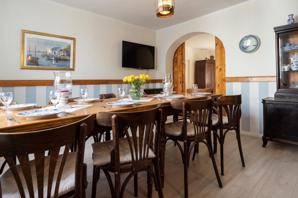 Communal lounge/ TV room, Seating area, Dining area, Food