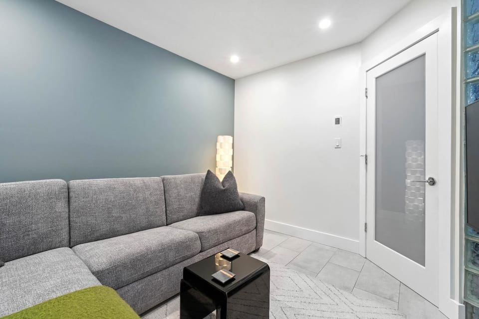 3BR and Den in Gleneagle, Wood Burning Fireplace, Heated Flooring, Secure Parking House in Whistler