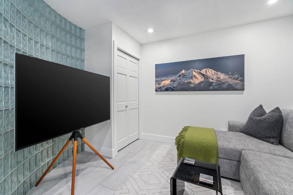 3BR and Den in Gleneagle, Wood Burning Fireplace, Heated Flooring, Secure Parking House in Whistler