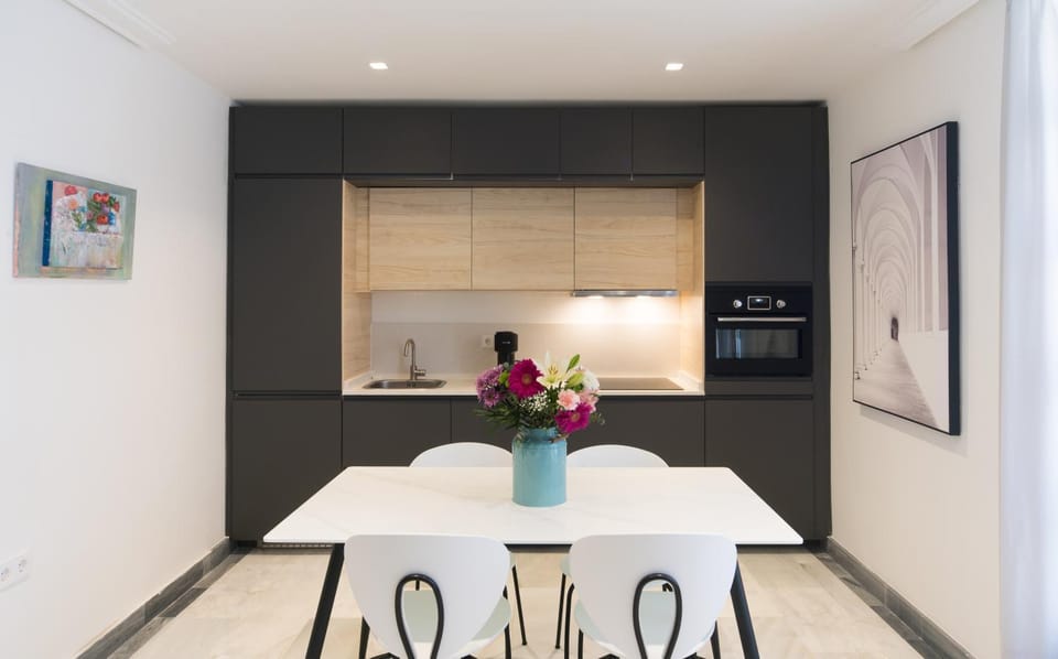 Kitchen or kitchenette, Dining area