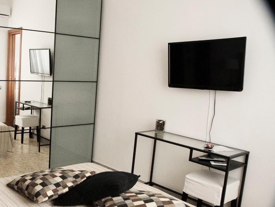 Bed, TV and multimedia, Bedroom