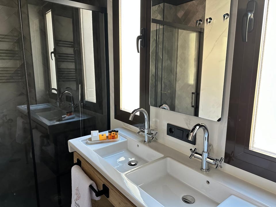 Bathroom, towels