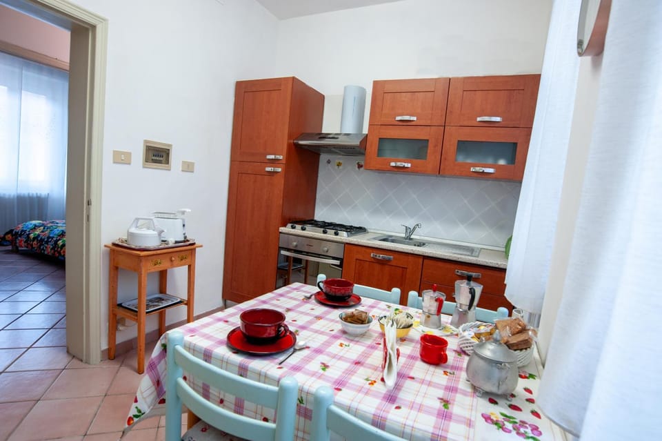 Kitchen or kitchenette, Dining area, pet friendly