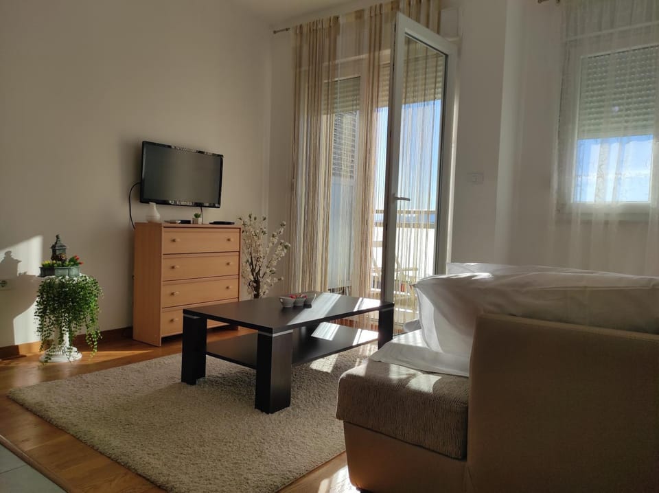 Communal lounge/ TV room, Bed, TV and multimedia, Living room, Bedroom
