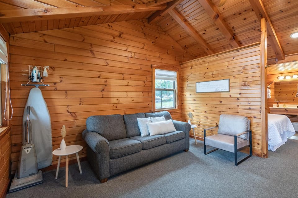 Olive Leaf Cabin Cabin in Ohio