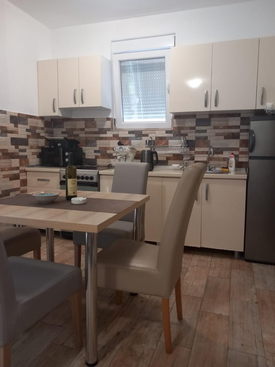 Kitchen or kitchenette, Dining area, oven, stove