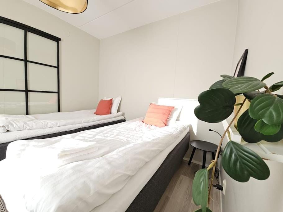 Modern One-Bedroom with glazed sun balcony, 350m metro Apartment in Helsinki