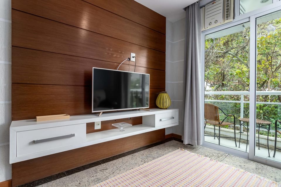 Communal lounge/ TV room, Living room, Mountain view, Street view