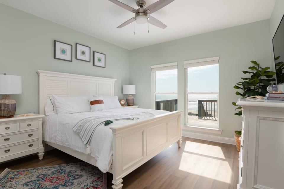 Bed, TV and multimedia, Photo of the whole room, Bedroom, Sea view, fireplace