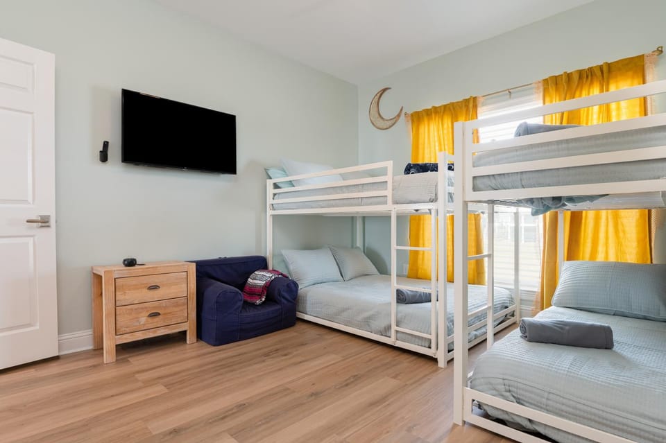 Bed, TV and multimedia, Bedroom, bunk bed
