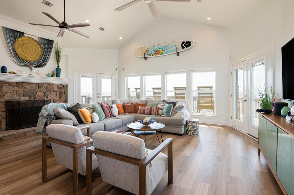 Communal lounge/ TV room, TV and multimedia, Living room, Seating area, Evening entertainment, Sea view, fireplace