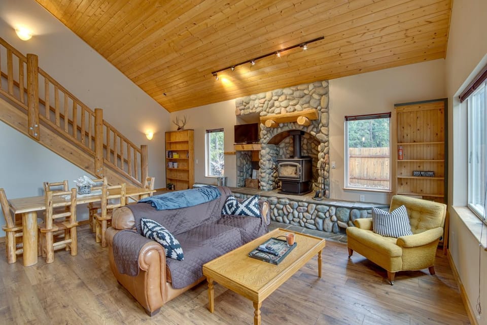 3 Mi to Lake Easton Sno-Park: Family Cabin Escape! Cabin in King County
