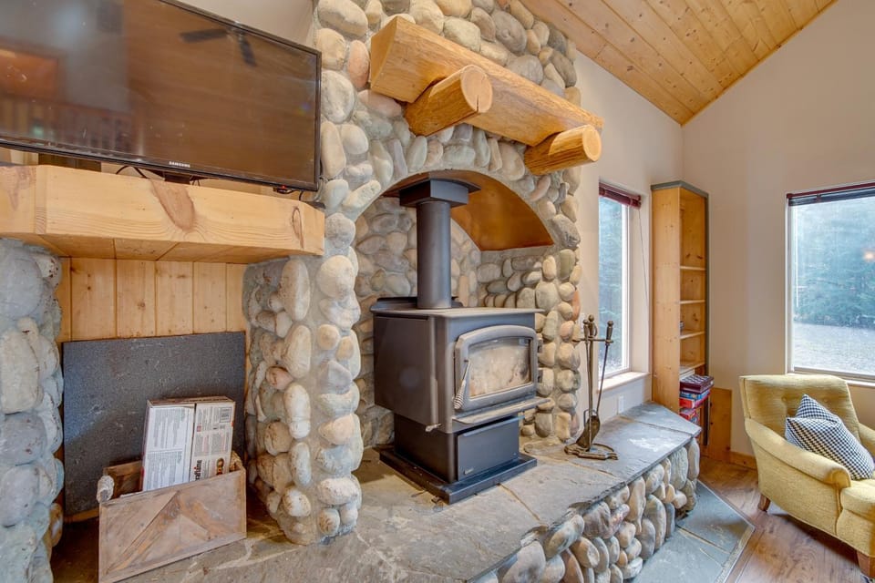 3 Mi to Lake Easton Sno-Park: Family Cabin Escape! Cabin in King County