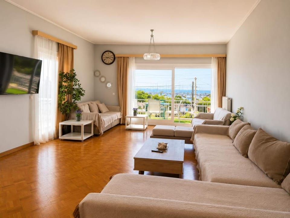 Natural landscape, TV and multimedia, Living room, Seating area, Sea view