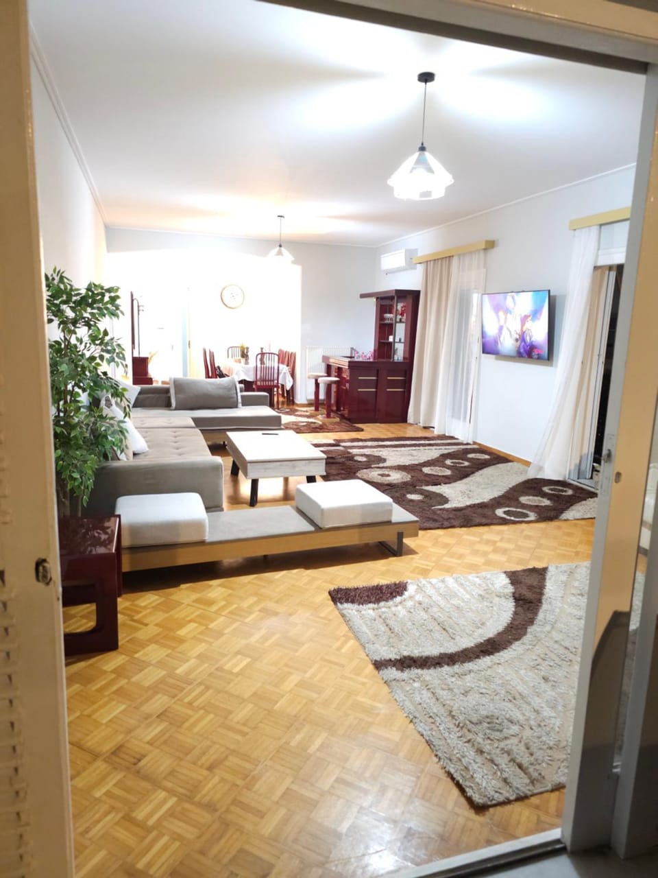 TV and multimedia, Living room, Photo of the whole room, Seating area, Dining area, Evening entertainment