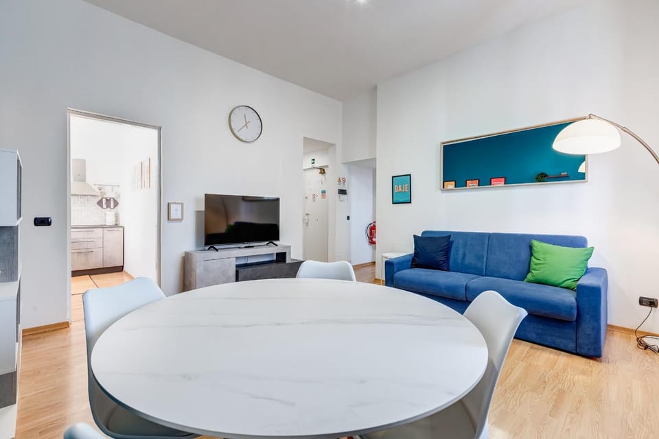 TV and multimedia, Kitchen or kitchenette, Living room, Seating area, Dining area