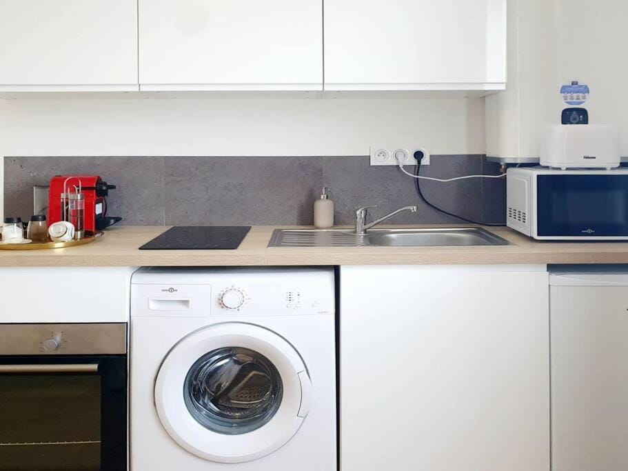 Kitchen or kitchenette, toaster, washing machine