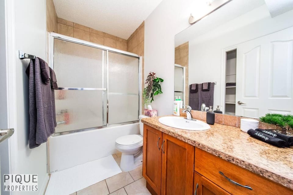 Chic Modern Vibes - Sleeps 6 - Netfix - Wifi - Long Stays Apartment in Edmonton