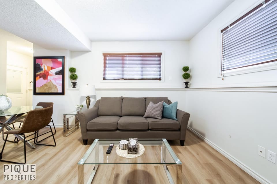 Living room, Photo of the whole room, Seating area, Dining area