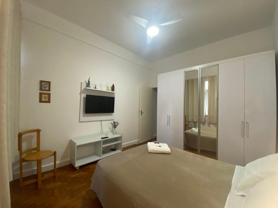 Bed, TV and multimedia, Bedroom