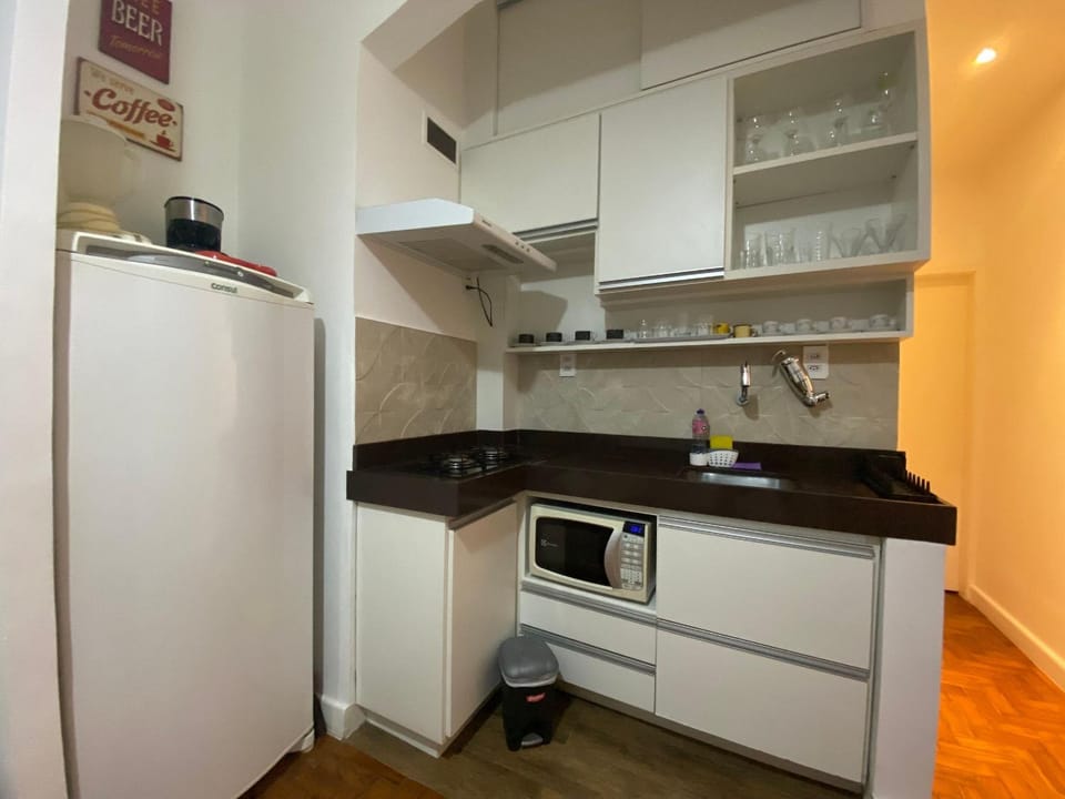 Kitchen or kitchenette, minibar