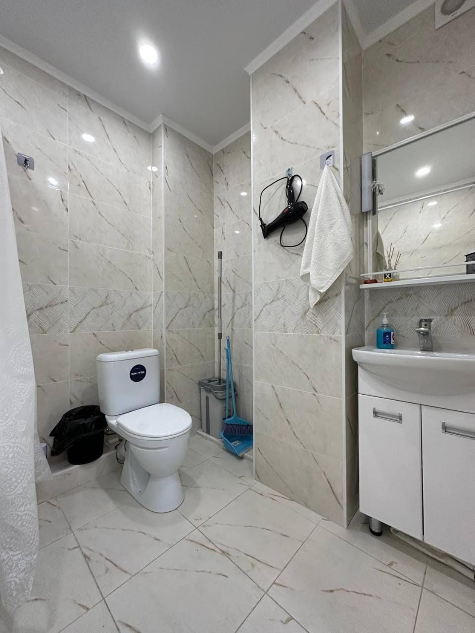 Shower, Toilet, Bathroom, towels