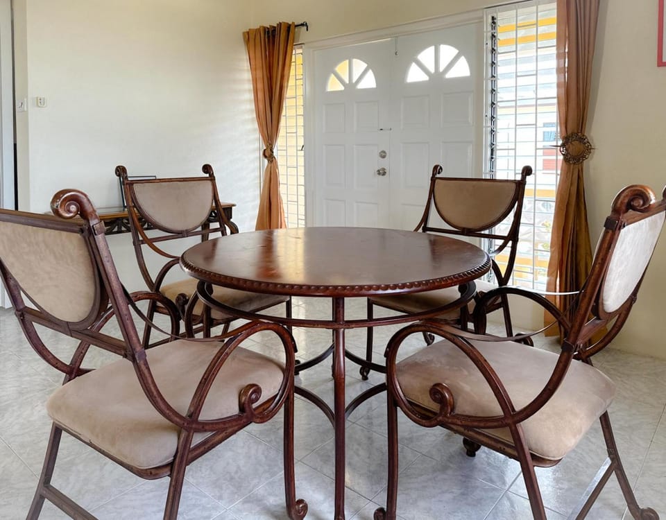 Seating area, Dining area, Dining area
