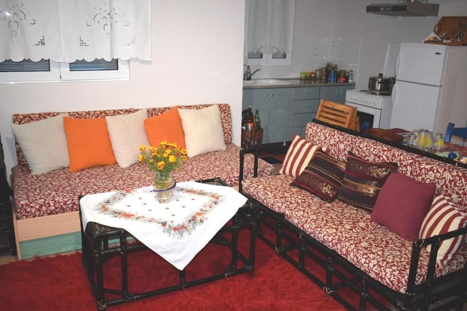 Bed, Living room, Seating area, kitchen