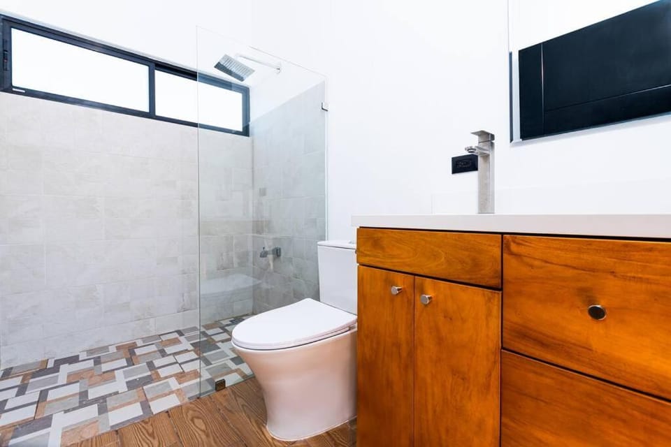 Shower, Toilet