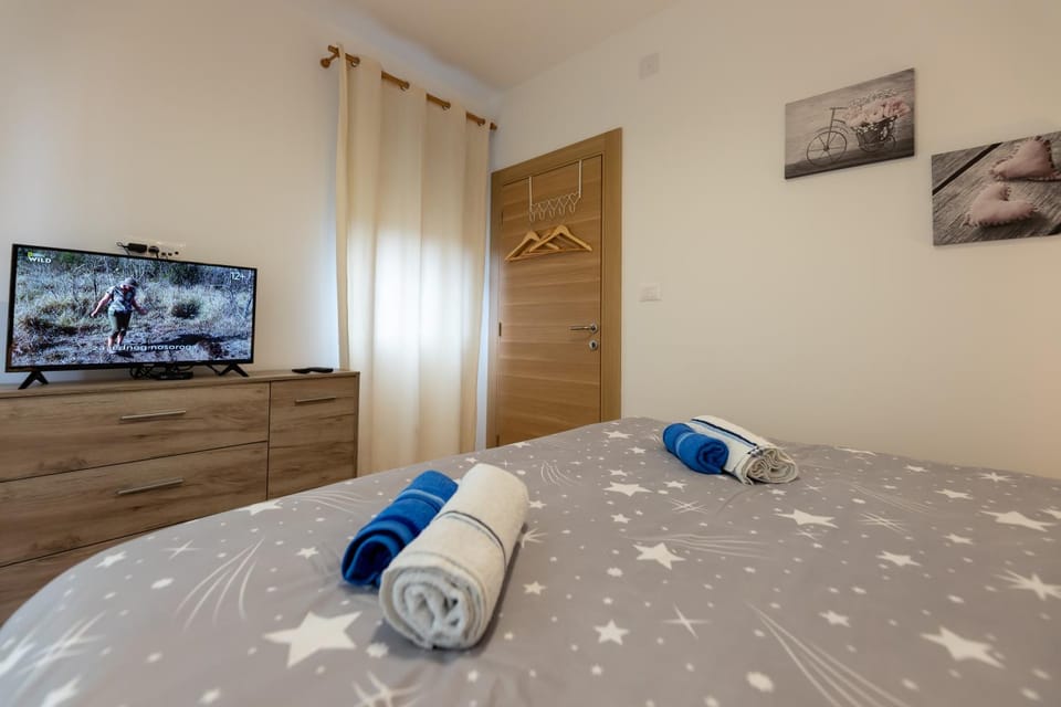 Bed, TV and multimedia, Bedroom, towels