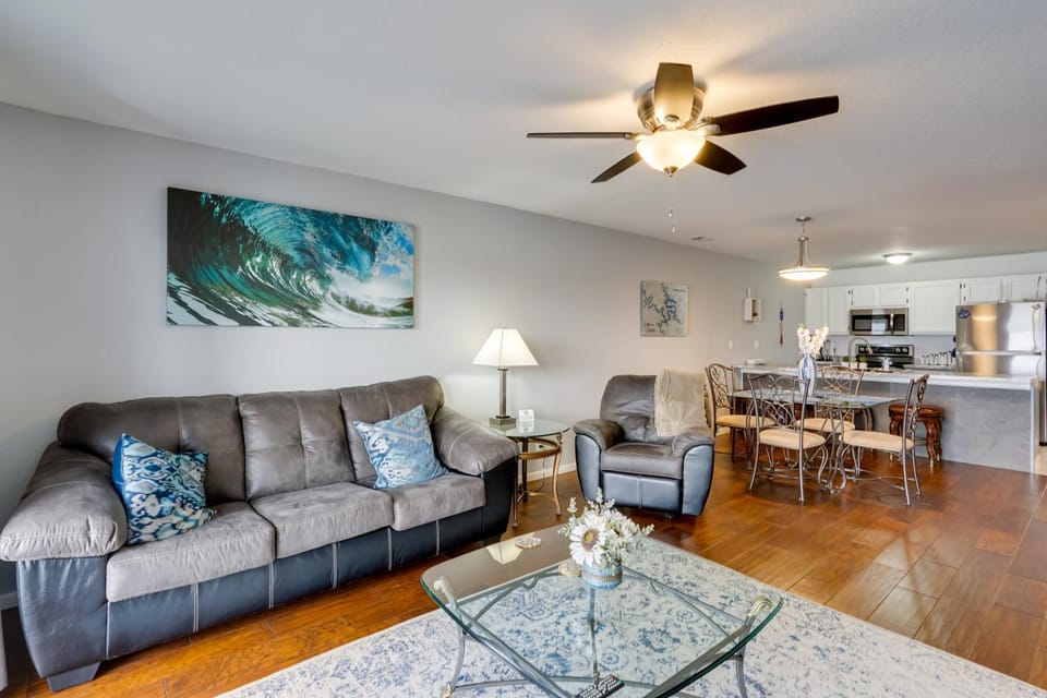 Lakefront Condo Under 1 Mi to the Shootout House in Osage Beach
