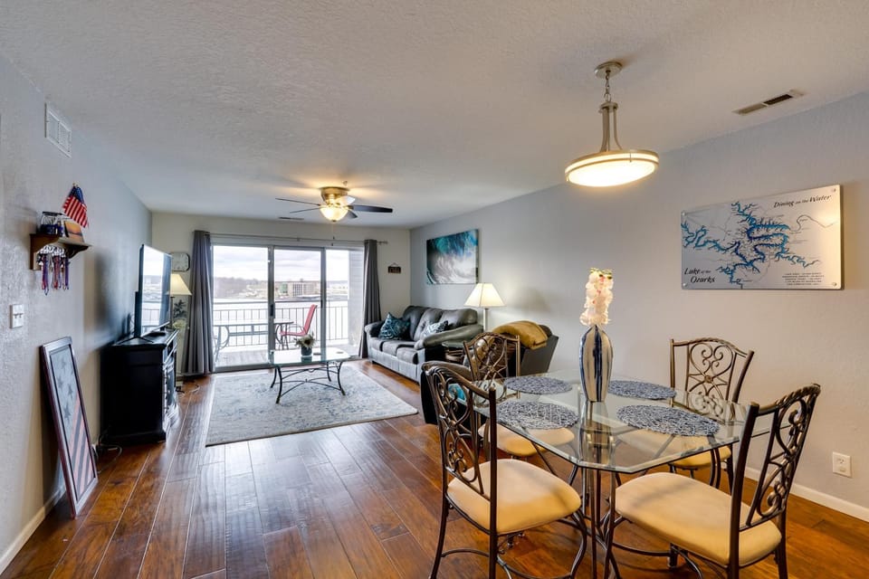 Lakefront Condo Under 1 Mi to the Shootout House in Osage Beach