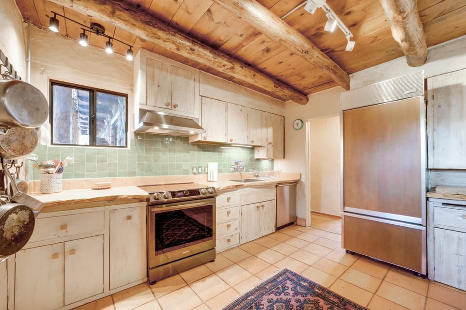 Historic Farm Cottage on Wine Trail Near Sedona House in Cornville