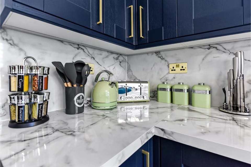 Coffee/tea facilities, Kitchen or kitchenette, stove, toaster