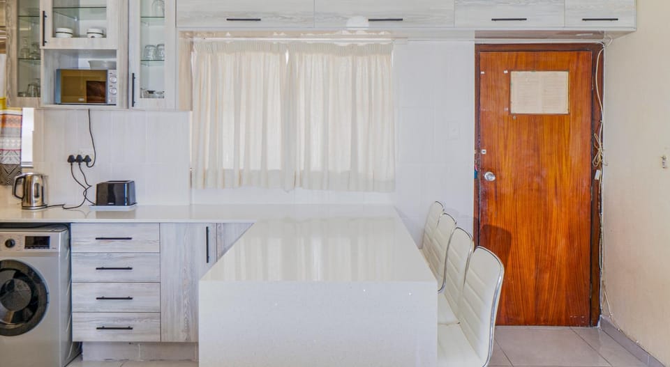 Kitchen or kitchenette, Seating area, washing machine, dryer