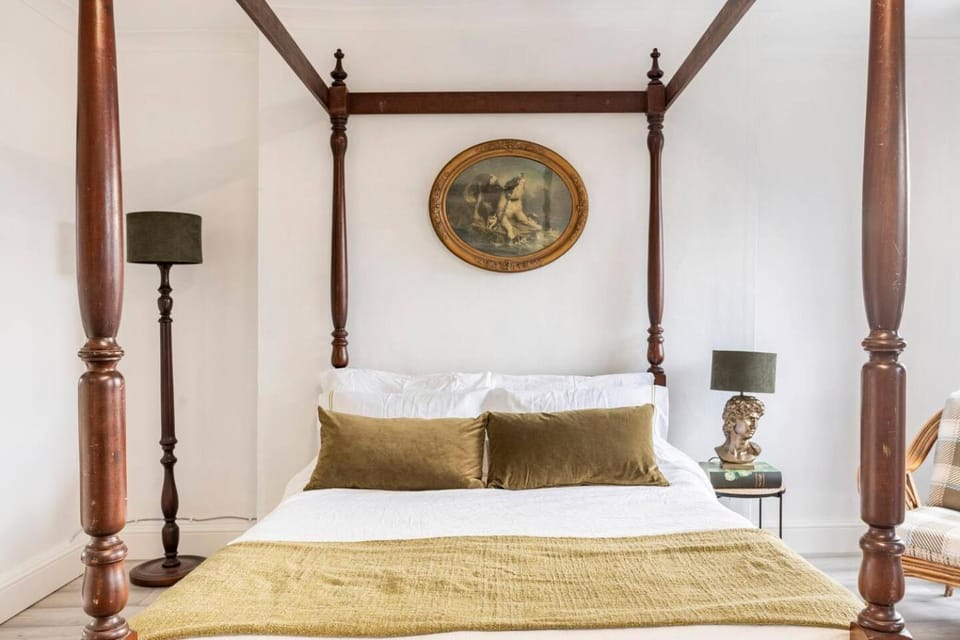 Victorian Style Apartment w/ Four-Poster Bed in Camden Town Apartment in London Borough of Camden