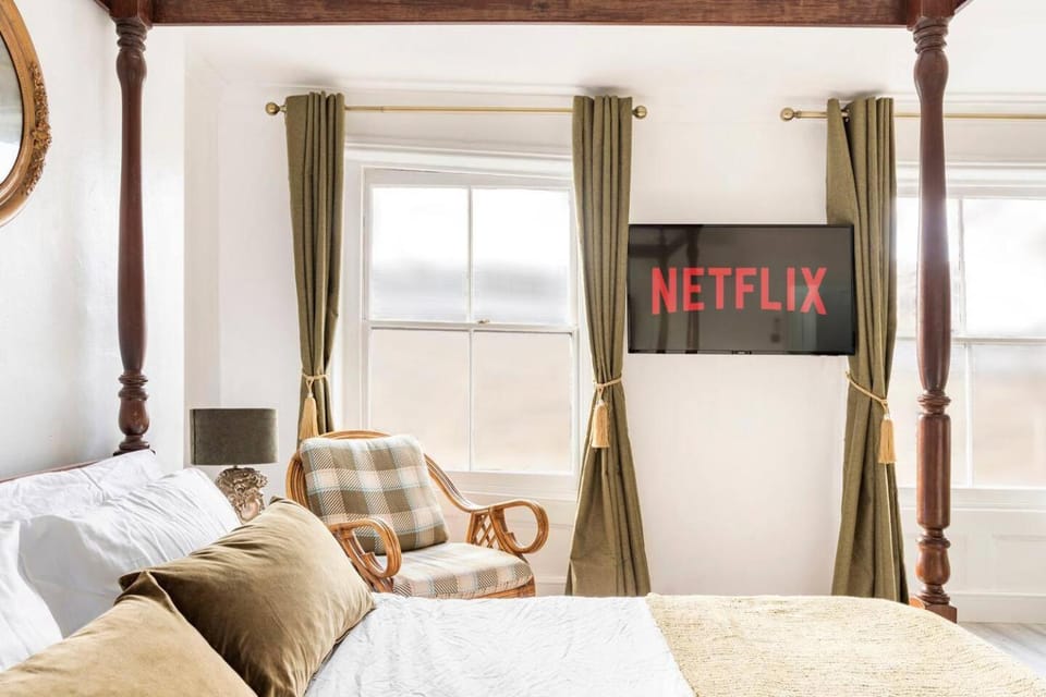 Victorian Style Apartment w/ Four-Poster Bed in Camden Town Apartment in London Borough of Camden