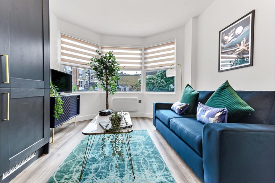 TV and multimedia, Living room, Seating area, Family, internet